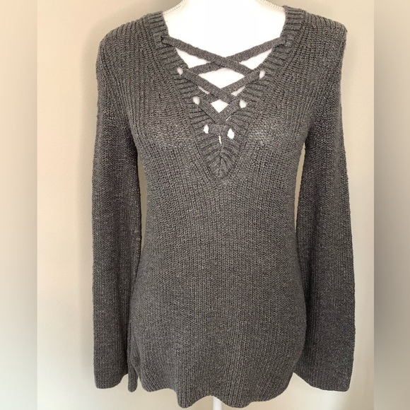American Eagle Outfitters Women Long Sleeve V Neck Sweater Gray Small. - Picture 1 of 6